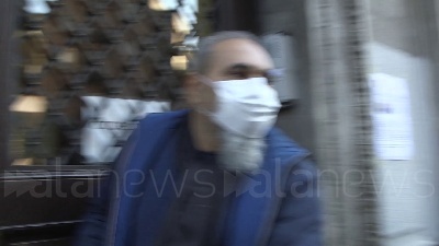 Scene from "Te lo giuro, ci rivedremo a scuola", dopo l'occupazione l'abbraccio di una ragazza al custode