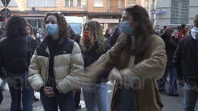 Scene from "Te lo giuro, ci rivedremo a scuola", dopo l'occupazione l'abbraccio di una ragazza al custode