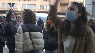 Scene from "Te lo giuro, ci rivedremo a scuola", dopo l'occupazione l'abbraccio di una ragazza al custode