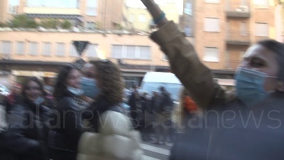 Scene from "Te lo giuro, ci rivedremo a scuola", dopo l'occupazione l'abbraccio di una ragazza al custode