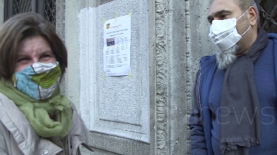 Scene from "Te lo giuro, ci rivedremo a scuola", dopo l'occupazione l'abbraccio di una ragazza al custode