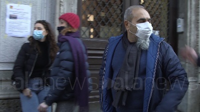 Scene from "Te lo giuro, ci rivedremo a scuola", dopo l'occupazione l'abbraccio di una ragazza al custode