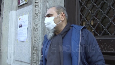 Scene from "Te lo giuro, ci rivedremo a scuola", dopo l'occupazione l'abbraccio di una ragazza al custode