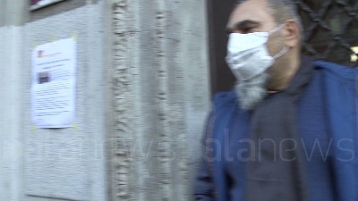Scene from "Te lo giuro, ci rivedremo a scuola", dopo l'occupazione l'abbraccio di una ragazza al custode