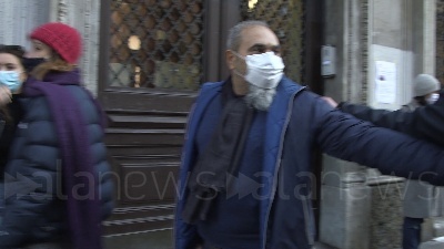 Scene from "Te lo giuro, ci rivedremo a scuola", dopo l'occupazione l'abbraccio di una ragazza al custode
