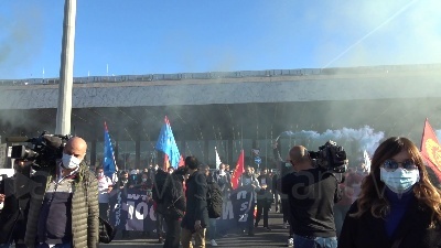 Scene from Whirlpool, corteo dei lavoratori da Roma Termini al Mise