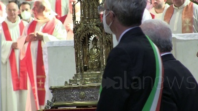 Scene from Napoli, si ripete il miracolo di San Gennaro: il sangue si è sciolto