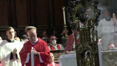 Scene from Napoli, si ripete il miracolo di San Gennaro: il sangue si è sciolto