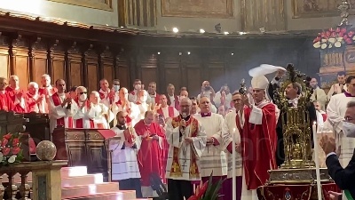 Scene from Napoli, si ripete il miracolo di San Gennaro: il sangue si è sciolto