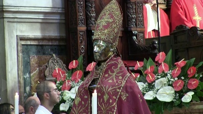 Scene from Napoli, si ripete il miracolo di San Gennaro: il sangue si è sciolto