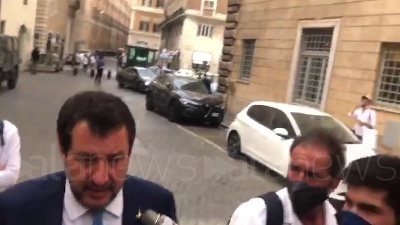 Scene from Draghi in visita al carcere degli abusi, Salvini: "Si migliori la vita di detenuti e agenti"