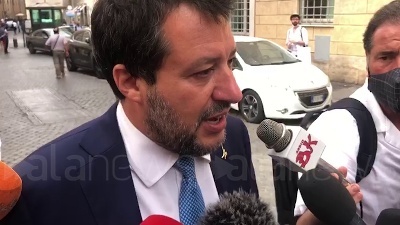Scene from Draghi in visita al carcere degli abusi, Salvini: "Si migliori la vita di detenuti e agenti"
