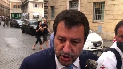 Scene from Draghi in visita al carcere degli abusi, Salvini: "Si migliori la vita di detenuti e agenti"