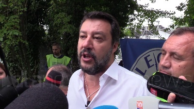 Scene from Migranti, Salvini: "Referendum se smontano decreto sicurezza"