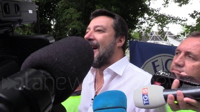 Scene from Migranti, Salvini: "Referendum se smontano decreto sicurezza"