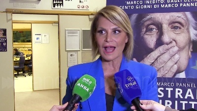 Scene from Marco Pannella, Presentazione del documentario di Simona Ventura al Parlamento europeo