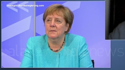 Scene from Germania, Merkel non riesce a rimanere sveglia durante una videoconferenza