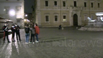 Scene from Coprifuoco, controlli nelle strade e autocertificazioni alla mano