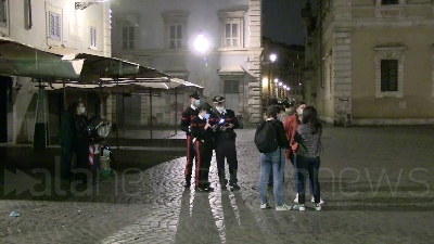 Scene from Coprifuoco, controlli nelle strade e autocertificazioni alla mano