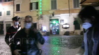 Scene from Coprifuoco, controlli nelle strade e autocertificazioni alla mano