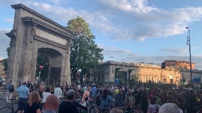 Scene from Milano, ciclisti manifestano: "Più sicurezza per chi sceglie la mobilità sostenibile"