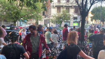 Scene from Milano, ciclisti manifestano: "Più sicurezza per chi sceglie la mobilità sostenibile"