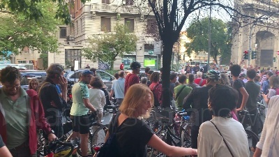 Scene from Milano, ciclisti manifestano: "Più sicurezza per chi sceglie la mobilità sostenibile"
