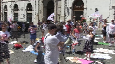 Scene from Scuola, il flash mob dei docenti precari "ruba" la piazza a Salvini