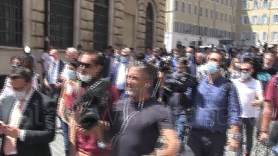 Scene from Scuola, il flash mob dei docenti precari "ruba" la piazza a Salvini