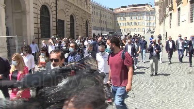 Scene from Scuola, il flash mob dei docenti precari "ruba" la piazza a Salvini