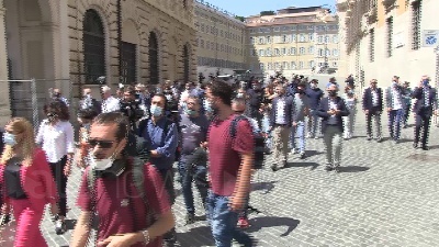 Scene from Scuola, il flash mob dei docenti precari "ruba" la piazza a Salvini