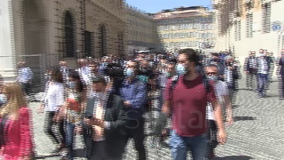 Scene from Scuola, il flash mob dei docenti precari "ruba" la piazza a Salvini