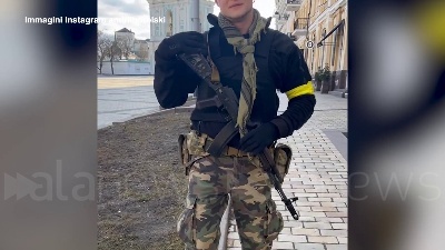 Scene from Ucraina, il cantante Andriy Khlyvnyuk si arruola e canta in piazza Sofia