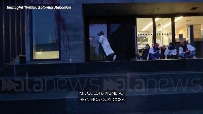 Scene from Berlino, attivisti per il clima attaccano il ministero dei Trasporti con le barbabietole