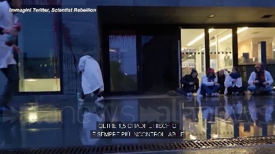 Scene from Berlino, attivisti per il clima attaccano il ministero dei Trasporti con le barbabietole