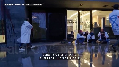 Scene from Berlino, attivisti per il clima attaccano il ministero dei Trasporti con le barbabietole