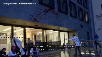 Scene from Berlino, attivisti per il clima attaccano il ministero dei Trasporti con le barbabietole