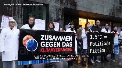 Scene from Berlino, attivisti per il clima attaccano il ministero dei Trasporti con le barbabietole