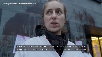 Scene from Berlino, attivisti per il clima attaccano il ministero dei Trasporti con le barbabietole