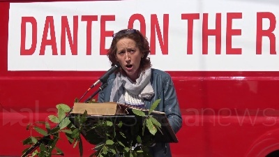 Scene from Milano, 'Dante on the road': "Un microfono aperto a tutti per difendere la cultura"