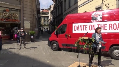 Scene from Milano, 'Dante on the road': "Un microfono aperto a tutti per difendere la cultura"