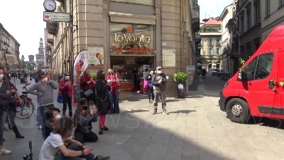 Scene from Milano, 'Dante on the road': "Un microfono aperto a tutti per difendere la cultura"