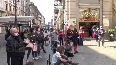 Scene from Milano, 'Dante on the road': "Un microfono aperto a tutti per difendere la cultura"