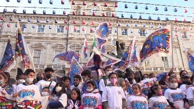 Scene from Ucraina, bambini del Sermig Torino consegnano a sindaco Lo Russo bandiera pace