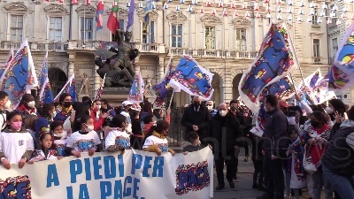 Scene from Ucraina, bambini del Sermig Torino consegnano a sindaco Lo Russo bandiera pace