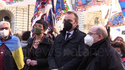 Scene from Ucraina, bambini del Sermig Torino consegnano a sindaco Lo Russo bandiera pace