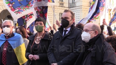 Scene from Ucraina, bambini del Sermig Torino consegnano a sindaco Lo Russo bandiera pace