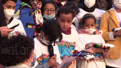 Scene from Ucraina, bambini del Sermig Torino consegnano a sindaco Lo Russo bandiera pace
