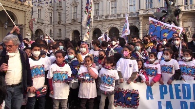 Scene from Ucraina, bambini del Sermig Torino consegnano a sindaco Lo Russo bandiera pace
