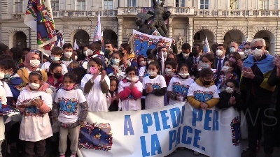 Scene from Ucraina, bambini del Sermig Torino consegnano a sindaco Lo Russo bandiera pace